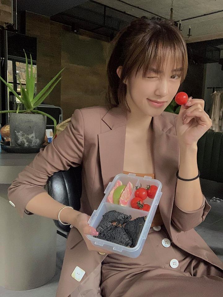 Tâm Tít tung clip nhân viên spa do cô làm chủ tát khách hàng nam đến xăm môi không trượt phát nào-1