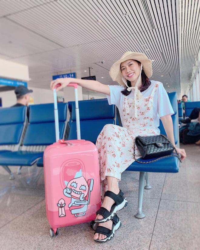 Diệu Nhi khoe thời trang sân bay như bà bầu đi đẻ - Mai Phương Thúy phô cặp giò trứ danh với váy ngắn cũn-4