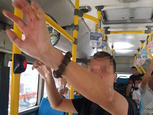 Hà Nội: Người đàn ông ngang nhiên tự sướng cạnh nữ sinh cấp 2 trên xe buýt gây phẫn nộ-1