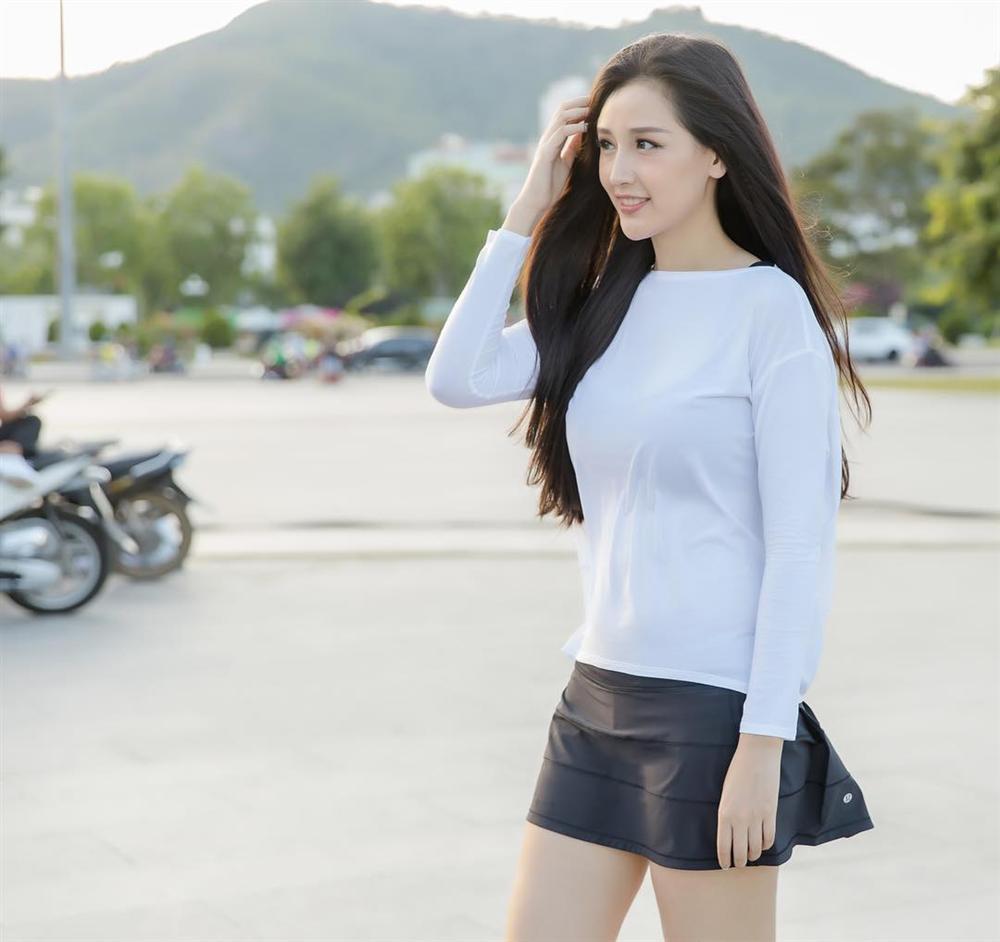 Diệu Nhi khoe thời trang sân bay như bà bầu đi đẻ - Mai Phương Thúy phô cặp giò trứ danh với váy ngắn cũn-5