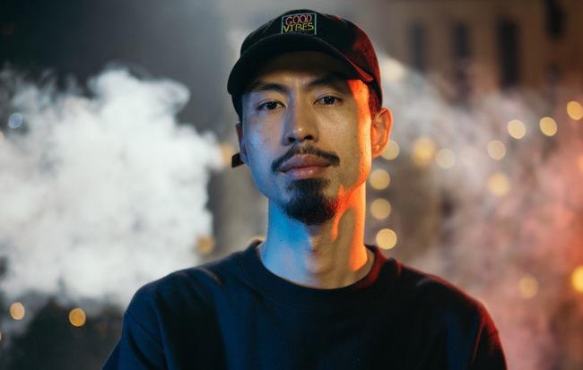 Tin được không, Charlie Puth ở tận trời Tây mà vẫn kịp bắt trend ngâm mình dưới nước mặn mòi da dẻ của Đen Vâu-1