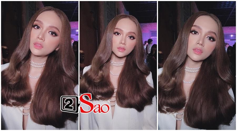 Ngoài dáng pose tung cánh, Hương Giang có biểu cảm chụp ảnh môi hở răng lạnh rập khuôn 1000 kiểu như 1-3