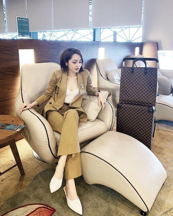 Chiều cao vượt ngưỡng mét tám, Mai Phương Thúy muốn soi gương làm duyên cũng phải cúi người khó khăn thế này-2