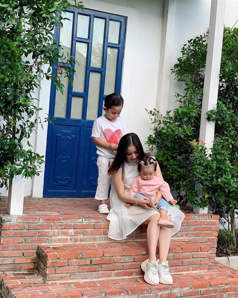 Trường Giang và Nhã Phương xúc động khi được tặng món quà vô cùng đặc biệt-8