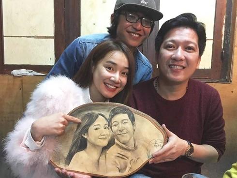 Trường Giang và Nhã Phương xúc động khi được tặng món quà vô cùng đặc biệt