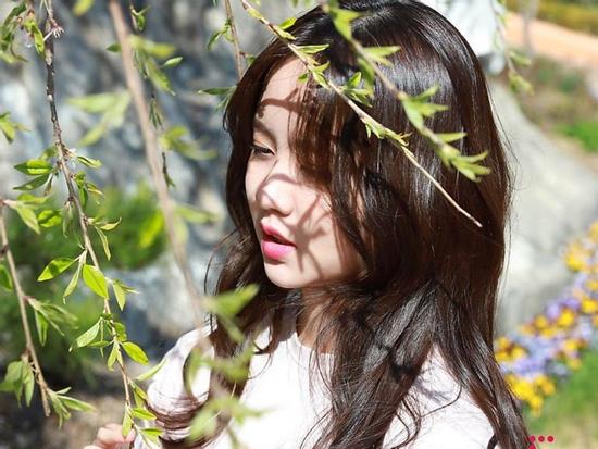 'Em gái mưa' Kim So Hyun xinh đẹp trong ảnh hậu trường ngập tràn không khí thanh xuân