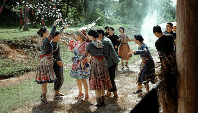 Lý do Hoàng Thùy Linh chọn trang phục dân tộc Mông trong MV mới-9