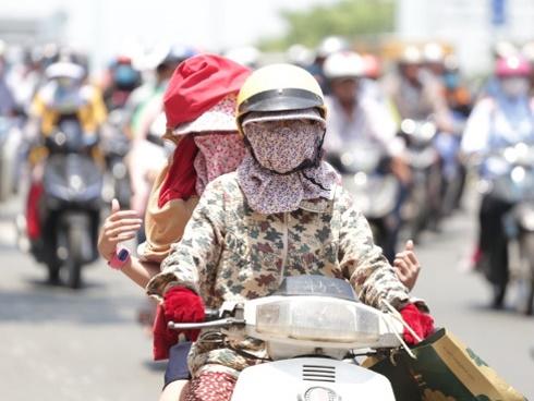 Bãi biển Sầm Sơn vỡ trận, hàng nghìn người tranh nhau giải nhiệt trong ngày nắng nóng 40 độ C-12