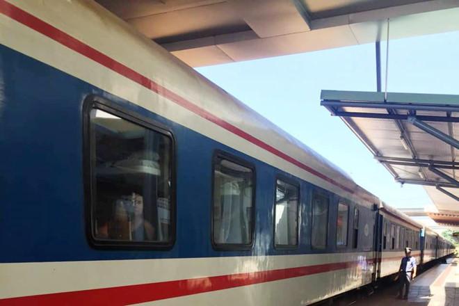 Tiếp viên đường sắt giải cứu 2 cô gái bị ép làm thuê tại quán karaoke-1