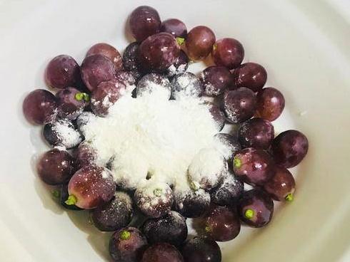 Rửa nho hãy thêm thứ bột này đảm bảo sạch, ăn mà không cần bỏ vỏ nữa