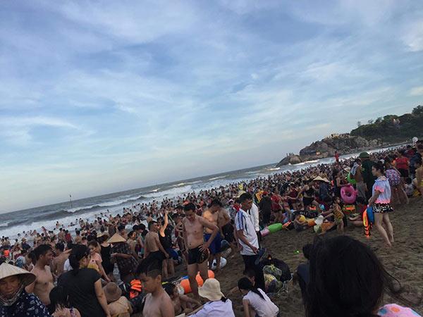 Bãi biển Sầm Sơn vỡ trận, hàng nghìn người tranh nhau giải nhiệt trong ngày nắng nóng 40 độ C-1
