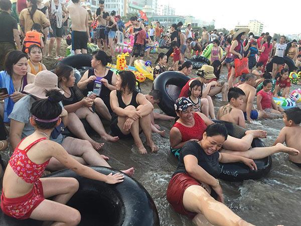 Bãi biển Sầm Sơn vỡ trận, hàng nghìn người tranh nhau giải nhiệt trong ngày nắng nóng 40 độ C-4