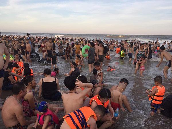 Bãi biển Sầm Sơn vỡ trận, hàng nghìn người tranh nhau giải nhiệt trong ngày nắng nóng 40 độ C-8