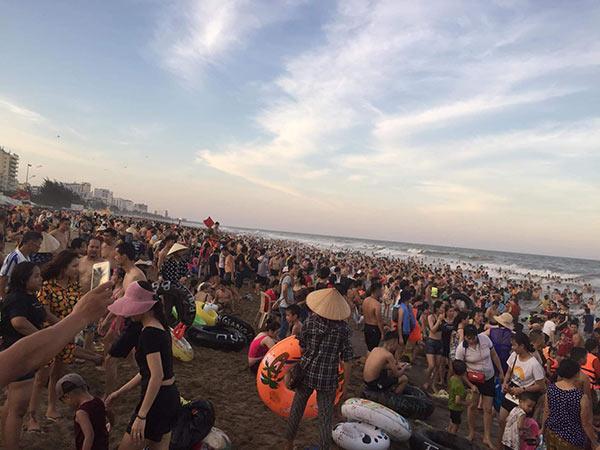 Bãi biển Sầm Sơn vỡ trận, hàng nghìn người tranh nhau giải nhiệt trong ngày nắng nóng 40 độ C-9