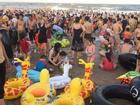 Bãi biển Sầm Sơn 'vỡ trận', hàng nghìn người tranh nhau giải nhiệt trong ngày nắng nóng 40 độ C
