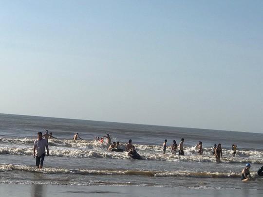 2 du khách chết đuối và mất tích khi đi tắm biển lúc sáng sớm ở Thanh Hóa-1