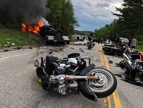 Bán tải đâm đoàn môtô, 7 người thiệt mạng