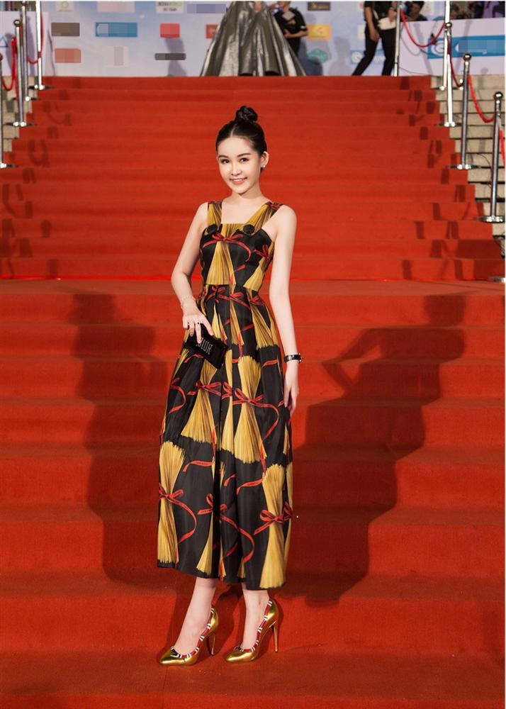 Lâu ngày mới tái xuất showbiz, Lê Âu Ngân Anh gây choáng với set đồ hiệu lên tới 600 triệu đồng-5