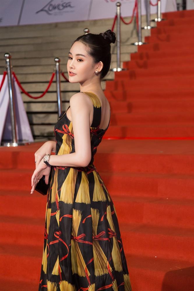 Lâu ngày mới tái xuất showbiz, Lê Âu Ngân Anh gây choáng với set đồ hiệu lên tới 600 triệu đồng-6