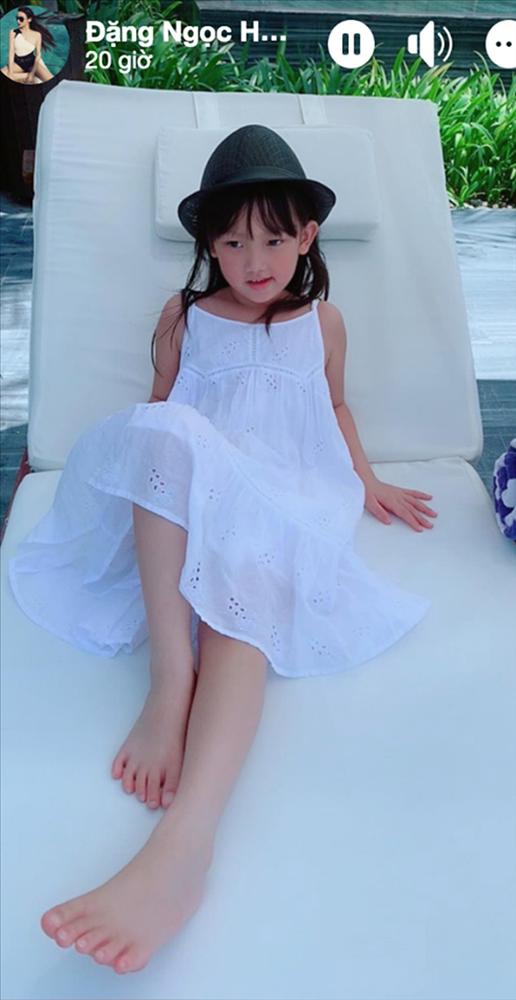 Lâu lâu mới cho con lên sóng, Huyền Baby khiến hội bỉm sữa xôn xao khi con gái lớn có ngoại hình khác lạ-1