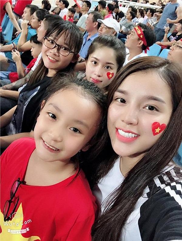 BẤT NGỜ CHƯA: Chú bộ đội Tư Dũng của tuyển Việt Nam sắp làm lễ ăn hỏi với bạn gái xinh đẹp rồi này-2