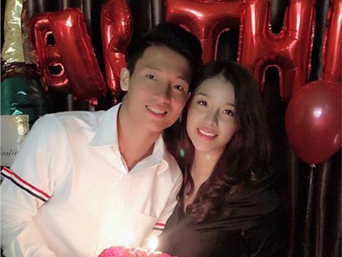 Vừa xác nhận làm lễ ăn hỏi vào ngày mai, trung vệ Bùi Tiến Dũng tiếp tục khoe nhẫn đính hôn siêu to siêu khổng lồ nữa này-6