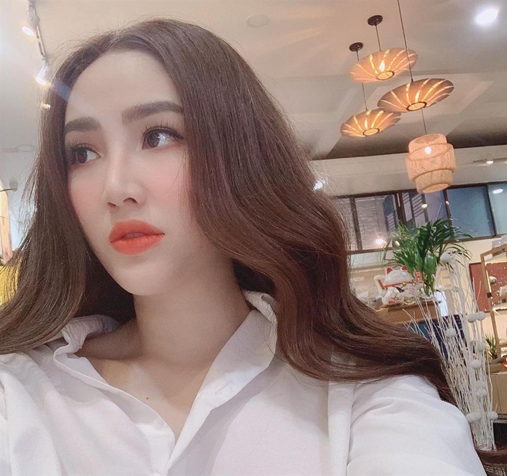 Kỳ Duyên mặc bikini bé xíu, Minh Triệu còn gây shock hơn khi hờ hững ngực trần tại bể bơi-7