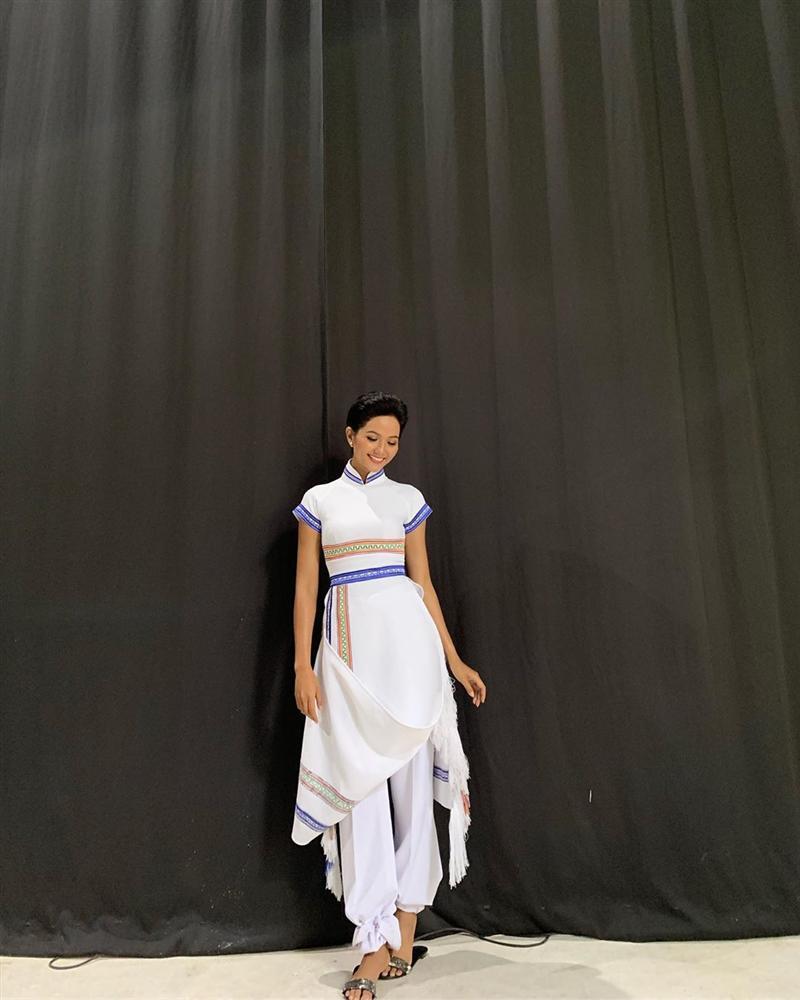 Bản tin Hoa hậu Hoàn vũ 23/6: HHen Niê mặc áo dài phá cách vẫn không chặt nổi giai nhân mang 4 dòng máu lai-1