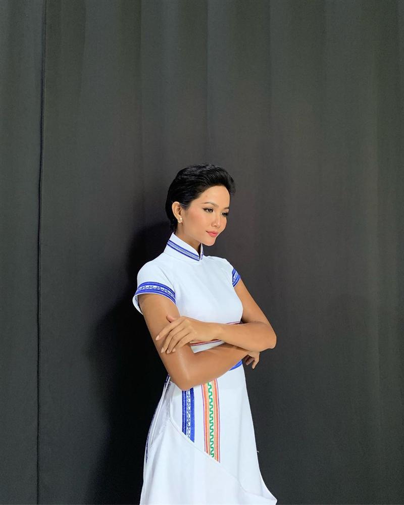 Bản tin Hoa hậu Hoàn vũ 23/6: HHen Niê mặc áo dài phá cách vẫn không chặt nổi giai nhân mang 4 dòng máu lai-2