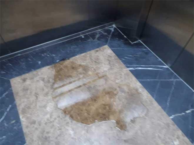 KHÔNG THỂ SỐC HƠN: Trong thang máy chung cư giữa Hà Nội, 2 phụ nữ dùng mũ bảo hiểm che camera để... đi tè-3