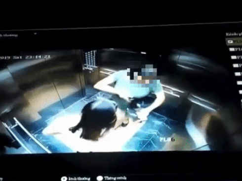 KHÔNG THỂ SỐC HƠN: Trong thang máy chung cư giữa Hà Nội, 2 phụ nữ dùng mũ bảo hiểm che camera để... đi tè-1