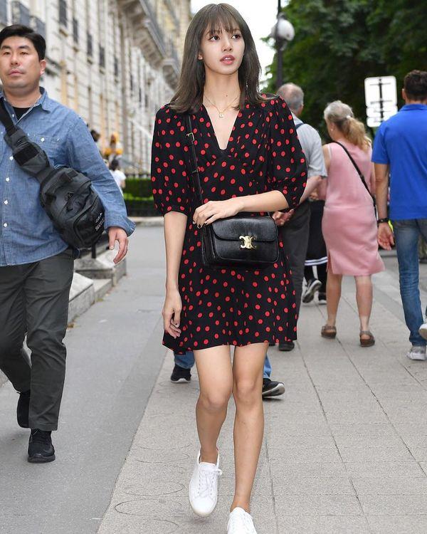 Từ sân bay tới đường phố, Lisa (BlackPink) gây bão với trang phục giản dị nhưng ai dè lại siêu đắt-7