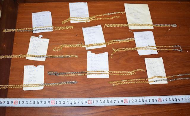 Nữ quái dùng vàng giả lừa 4 chủ tiệm ở miền Tây-2