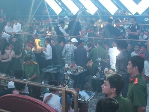 Trăm dân chơi Sài Gòn lắc điên cuồng trong quán bar bị đưa về đồn-3