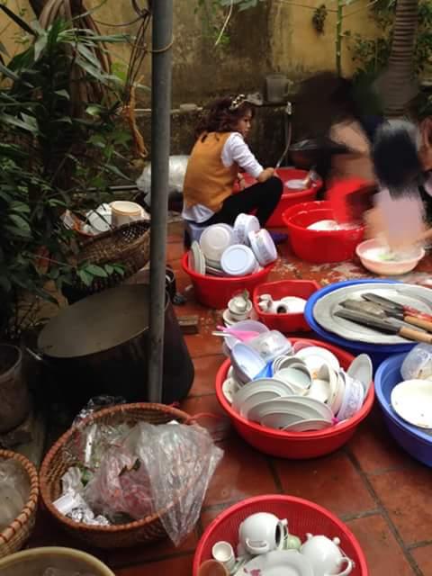 Đám cưới, cô dâu cùng hội bạn thân rửa trăm mâm bát khiến dân mạng xôn xao-5