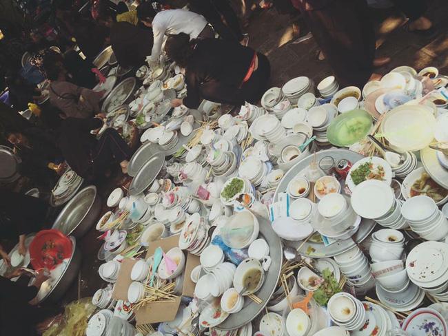 Đám cưới, cô dâu cùng hội bạn thân rửa trăm mâm bát khiến dân mạng xôn xao-6