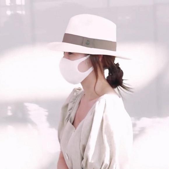 Đeo khẩu trang kín mít nhưng Park Min Young vẫn bị tóm gọn khi cùng gia đình sang nước ngoài du lịch-4