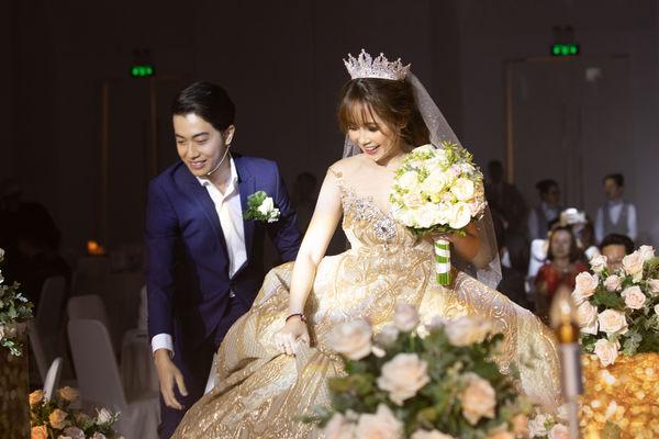 Cris Phan nghẹn ngào nhắn Mai Quỳnh Anh trong đám cưới ở TP.HCM: Việt Nam có 95 triệu người nhưng anh lại tìm được em-1