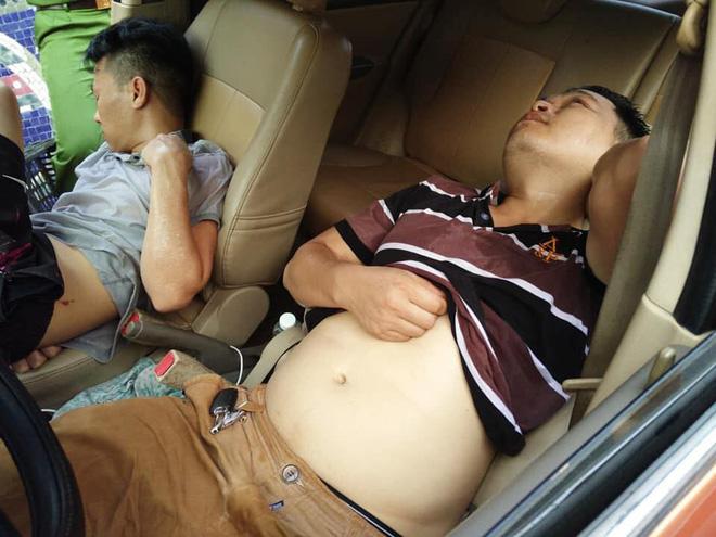 Hà Nội: Ô tô mất lái lao lên vỉa hè, 2 thanh niên trong xe hạ kính nằm lăn ra ngủ-1