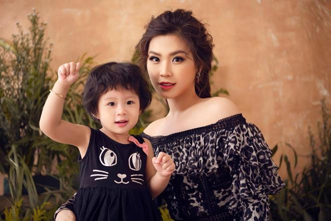 Những hoa hậu, á hậu sớm có cuộc sống kín tiếng bên chồng con-10