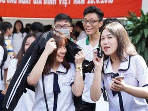 Con học lớp 11, cha lần đầu dự thi THPT quốc gia-3