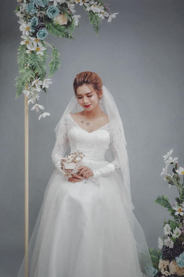 Cris Phan khoe ảnh tình bể bình bên Mai Quỳnh Anh trong đám cưới, BB Trần lầy lội mặc áo cô dâu đòi vào cướp chú rể-2