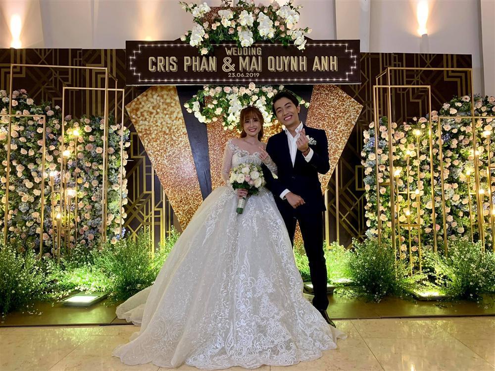 Cris Phan khoe ảnh tình bể bình bên Mai Quỳnh Anh trong đám cưới, BB Trần lầy lội mặc áo cô dâu đòi vào cướp chú rể-1