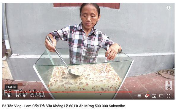 Cộng đồng mạng tranh cãi kịch liệt trước nghi án Bà Tân Vlog dùng cùng 1 chiếc vá để cho heo ăn và… khuấy trà sữa-3