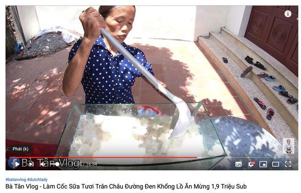 Cộng đồng mạng tranh cãi kịch liệt trước nghi án Bà Tân Vlog dùng cùng 1 chiếc vá để cho heo ăn và… khuấy trà sữa-4