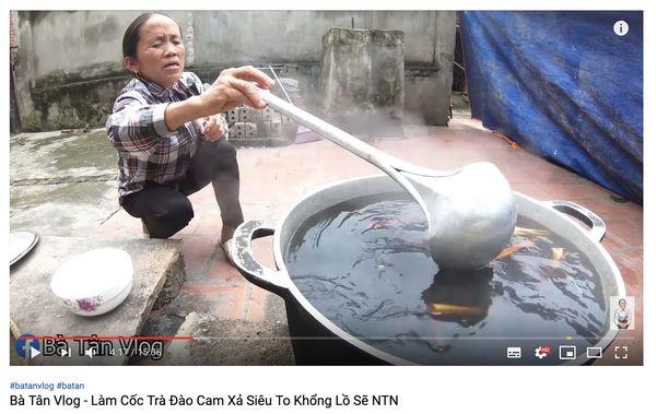 Cộng đồng mạng tranh cãi kịch liệt trước nghi án Bà Tân Vlog dùng cùng 1 chiếc vá để cho heo ăn và… khuấy trà sữa-5