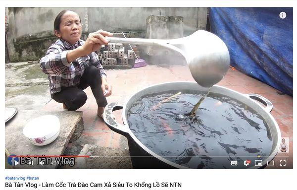 Cộng đồng mạng tranh cãi kịch liệt trước nghi án Bà Tân Vlog dùng cùng 1 chiếc vá để cho heo ăn và… khuấy trà sữa-7