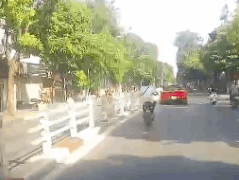 Clip: Em gái chạy xe đạp điện suýt phải đền ‘núi tiền’ vì mải ngắm... siêu xe Clip: Em gái chạy xe đạp điện suýt phải đền ‘núi tiền’ vì mải ngắm... siêu xe