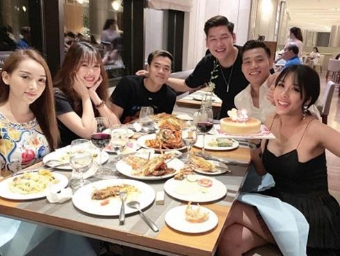 Bức ảnh hiếm hoi Văn Toàn và bạn gái xinh đẹp xuất hiện cùng một khung hình