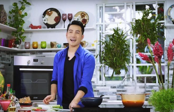 Hơn 40 tuổi chưa vợ con, trai đẹp Nguyễn Phi Hùng khiến chị em phải xấu hổ vì tài nấu ăn-3